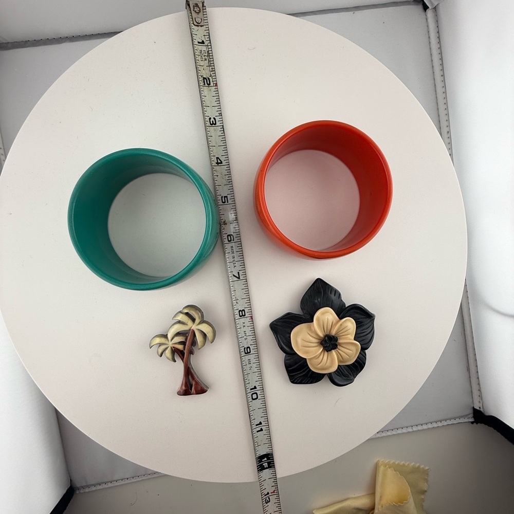 Group of retro / vintage plastic bangles and Hawaiian broach - Picture 2 of 5